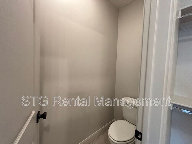 Building Photo - 840 Twin Lakes Dr
