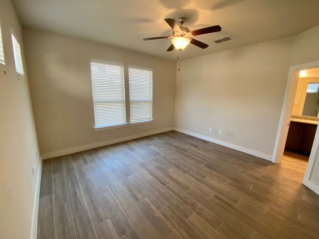 Building Photo - 3 Bed 2 Bath Townhome ~ Conveniently locat...