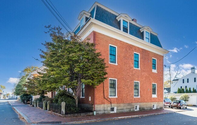 Building Photo - 290 Pleasant St