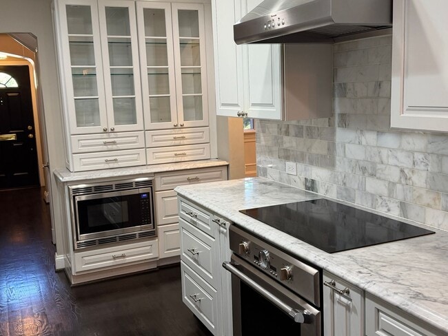 Building Photo - Stunning Home, Great Location, and More!