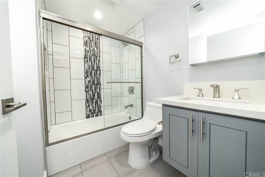 Building Photo - 4820 St Charles Pl