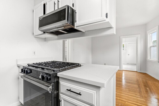 Building Photo - Fully Renovated 2 Bed, 1 Bath Oakland Home with In-Unit Laundry