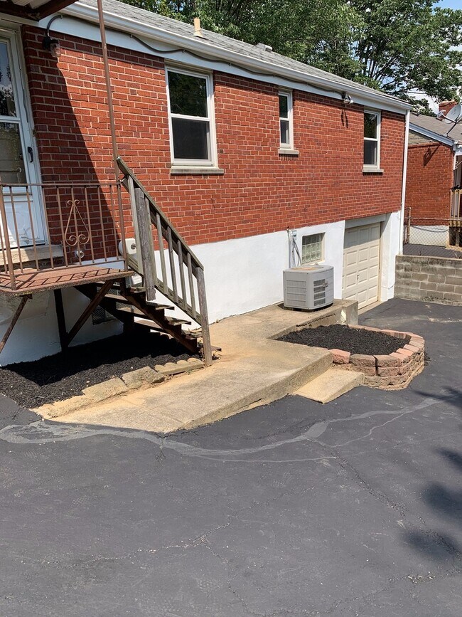 Building Photo - 2180 Townhill Rd