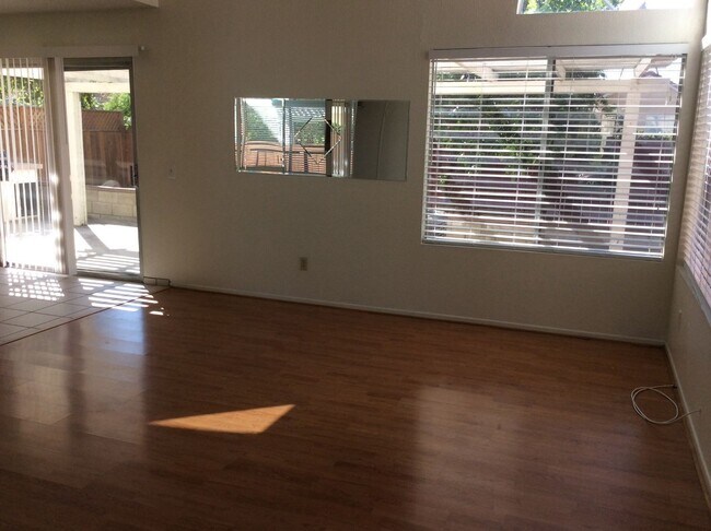 Building Photo - Great 2 story Riverside home!