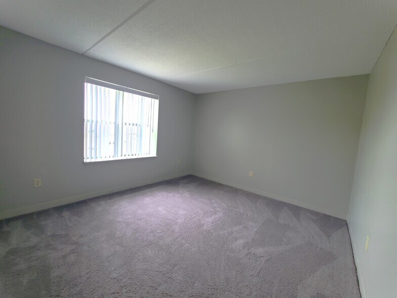 Building Photo - 1 S Point Dr