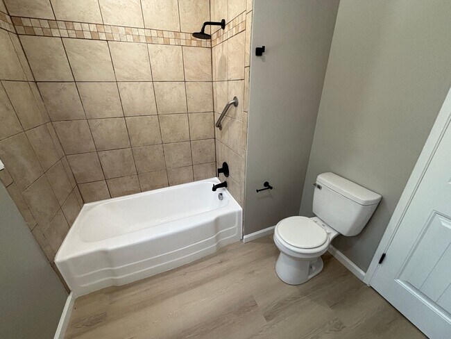 Building Photo - Upgraded 3 bedroom home!