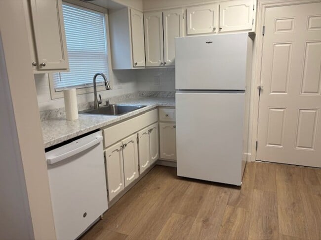 Building Photo - Charming House Close to Downtown