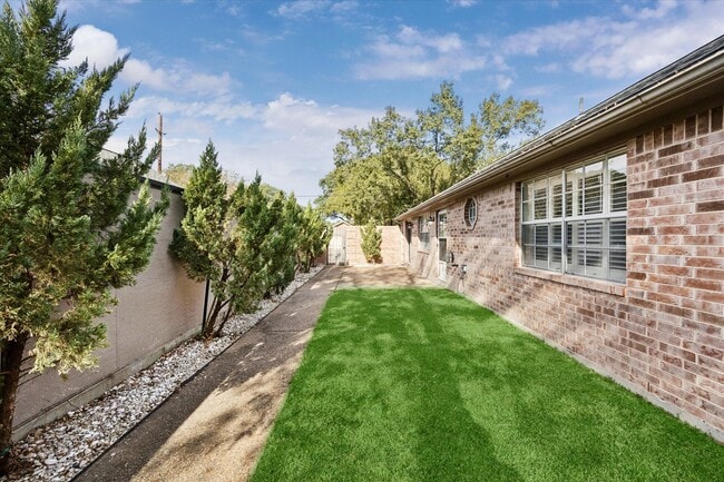 Building Photo - 900 Eagle Lake Rd