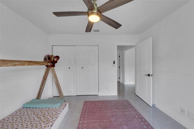Building Photo - 9585 Carousel Cir S