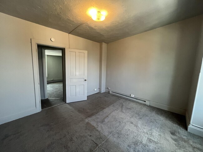 Building Photo - 714 W Poplar St