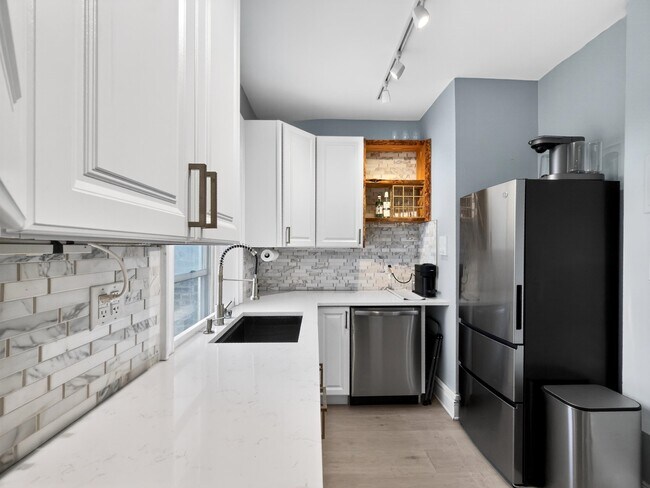 Building Photo - 122 W 39th St