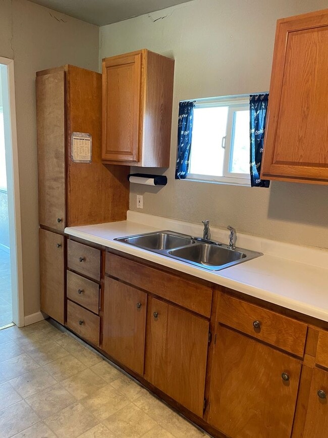 Building Photo - Beautiful Country-Style Home in Dos Palos,...