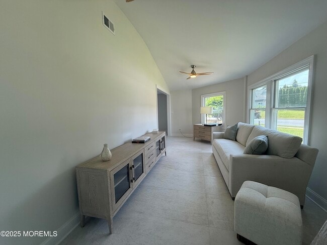 Building Photo - 977 Woodgate Ave