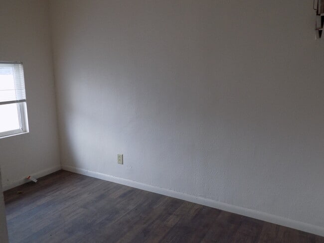 Building Photo - 1865 Hope St