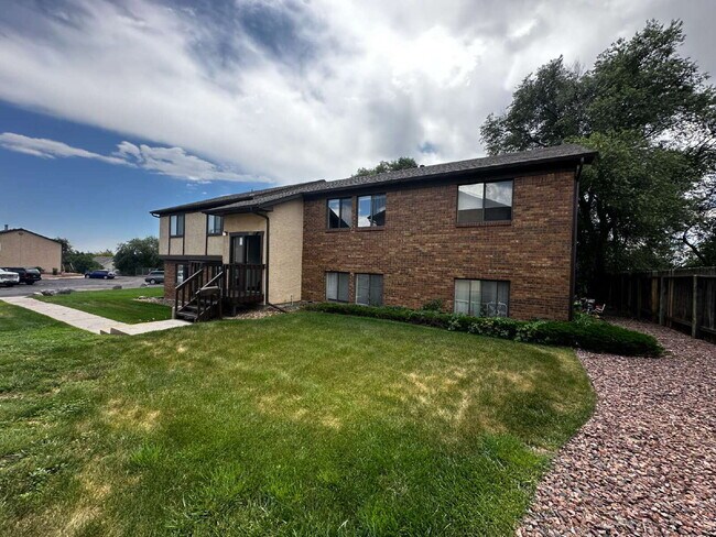 Building Photo - Available Immediately! Charming 2-Bed Cond...