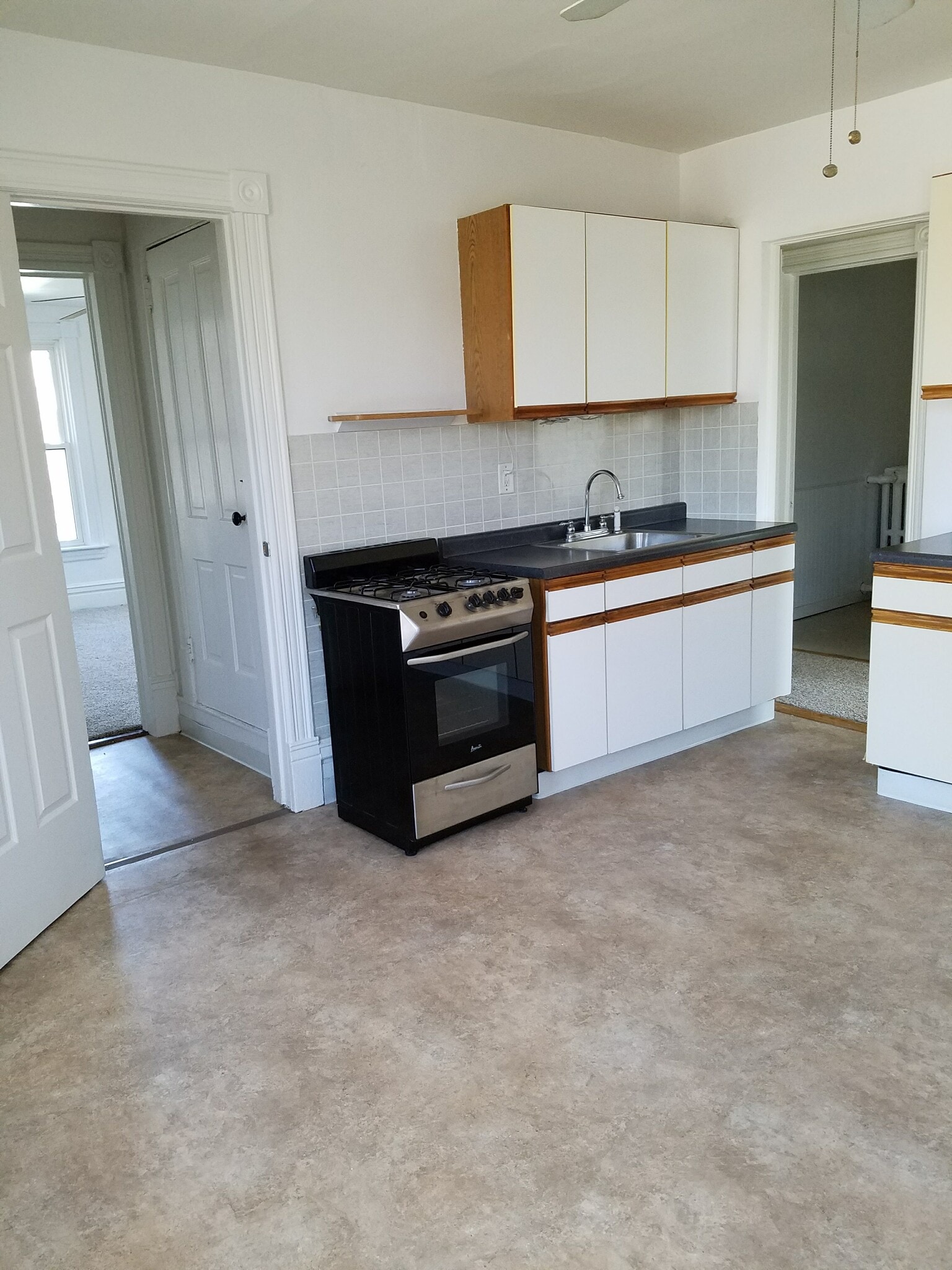 upstairs kitchen - 556 Rose Ave E