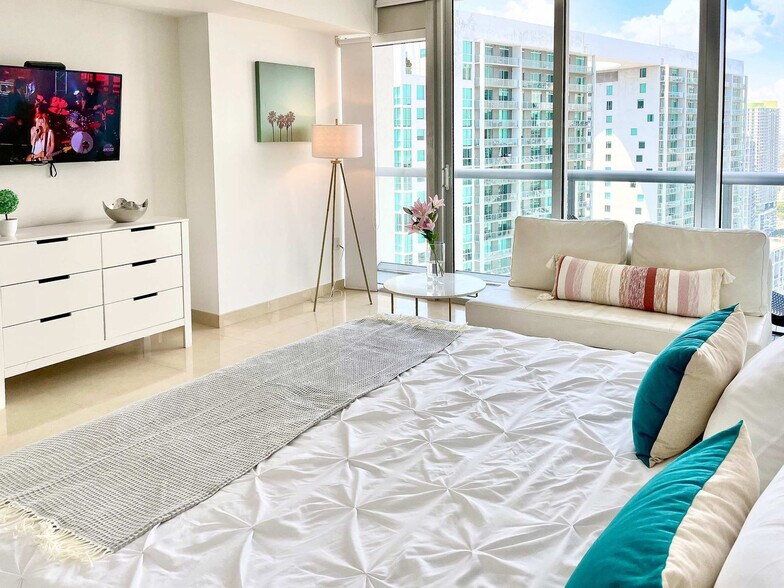 Building Photo - 485 Brickell Ave