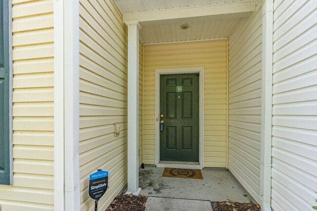 Building Photo - BEAUTIFUL - Lakefront Living – 3BR/3BA Tow...