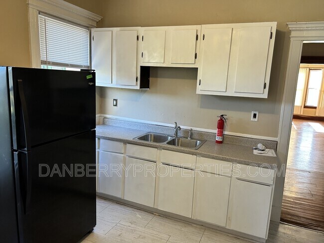 Building Photo - 102 Melrose Ave