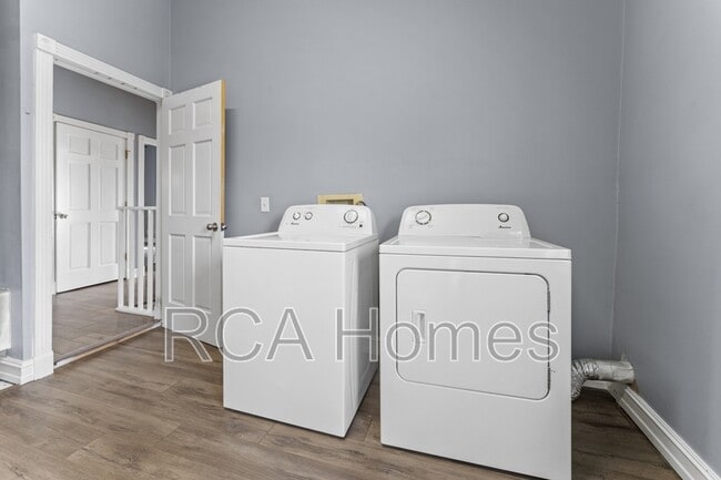 Building Photo - 918 N College Ave