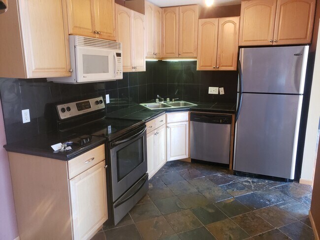 Updated kitchen w/granite and SS - 5400 Three Points Blvd