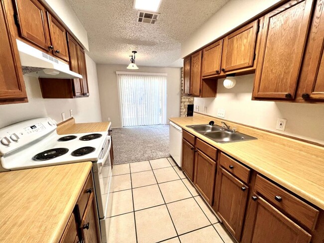 Building Photo - 2 WEEKS FREE RENT!! Charming 2 Bedroom, 2 ...