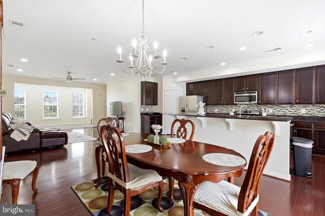 Building Photo - 7931 Crescent Park Dr