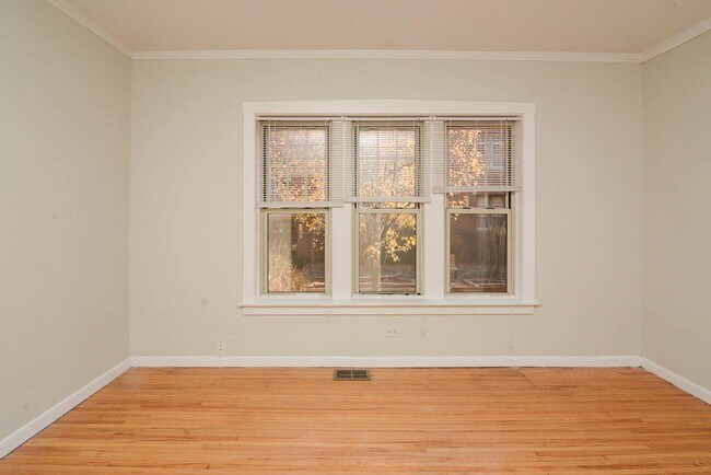 Building Photo - 629.5 W Barry Ave