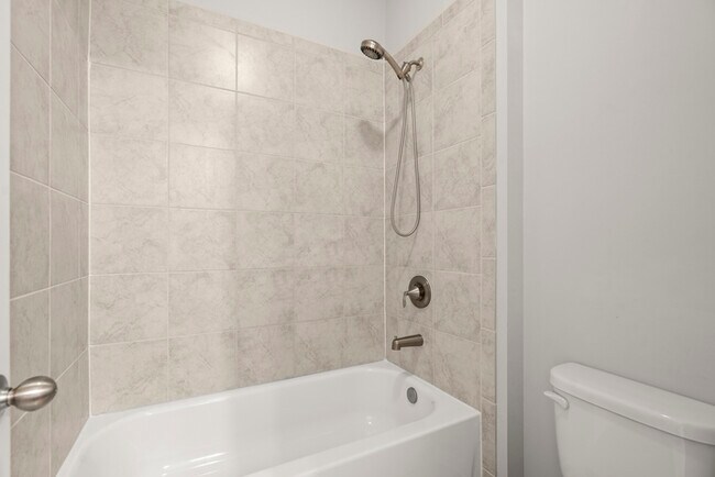 Building Photo - Townhouse - 4 Beds - 4 Bath