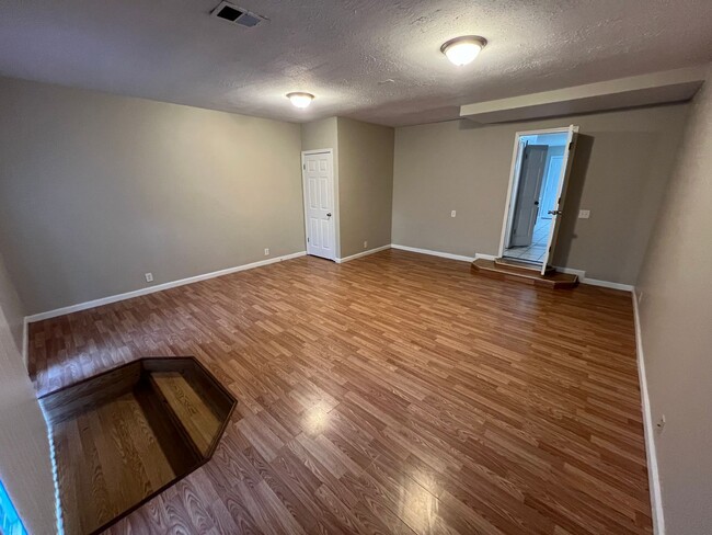 Building Photo - Spacious 3 bedroom 2.5 bath home.