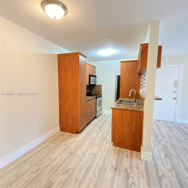 Building Photo - 10794 N Kendall Dr