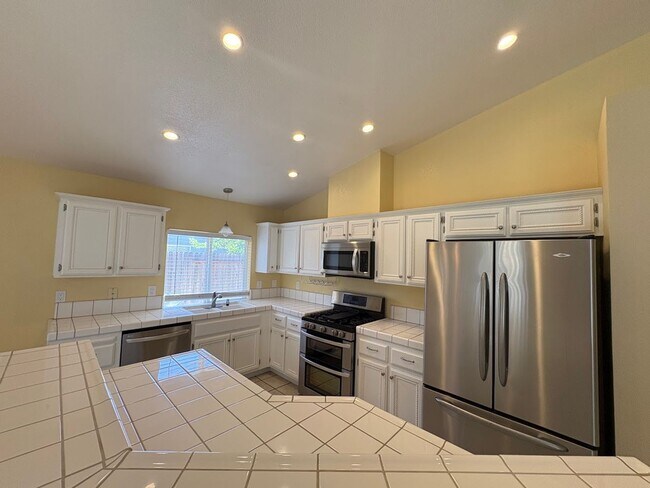 Building Photo - Three Bedroom Galt Home!