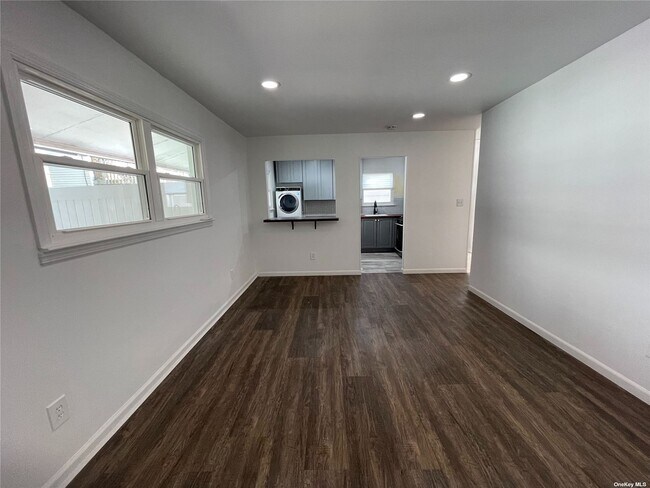 Building Photo - 623 E Park Ave