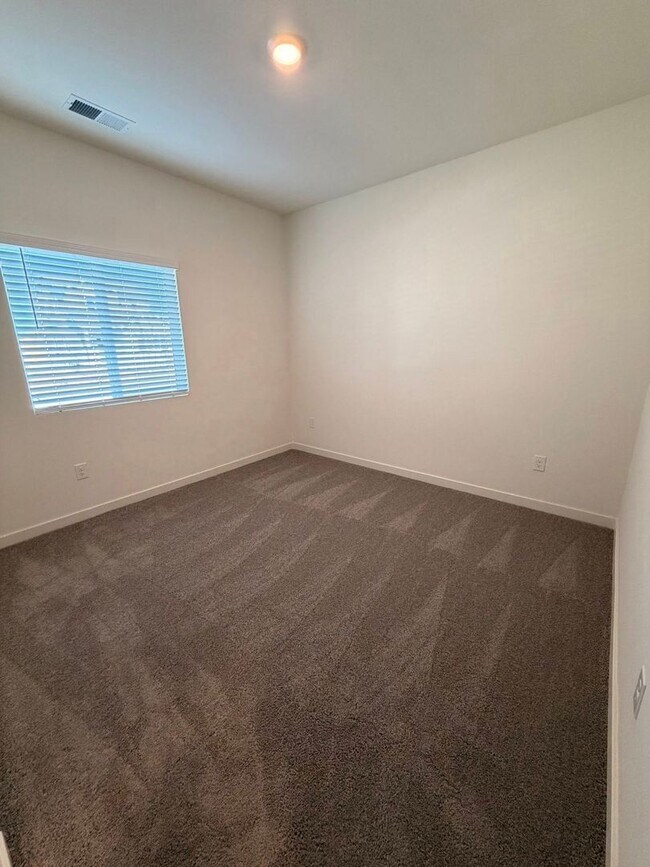 Building Photo - Beautiful home North Valleys, Centrally Located