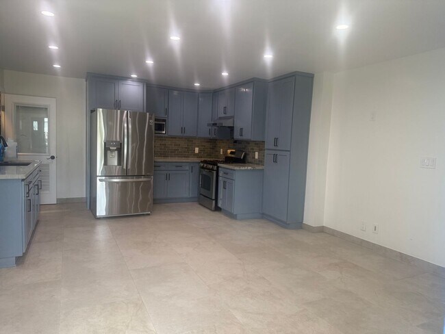 Building Photo - AWESOME COMPLETELY REMODELED 2 BEDROOM 1.5 BATH UNIT