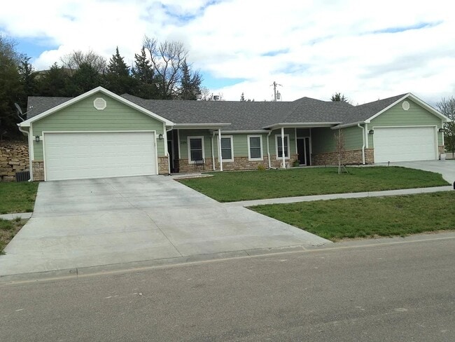 Building Photo - 2104 Little Kitten Ave
