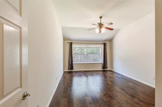 Building Photo - 15220 Fernhill Dr