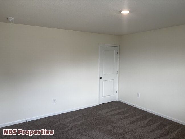 Building Photo - 935 Utopia Ln