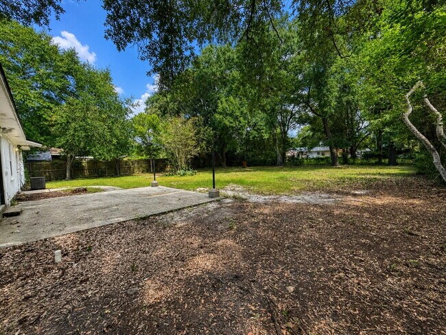 Building Photo - "Charming 3-Bed Oasis with Spacious Living in Fort Walton Beach!"