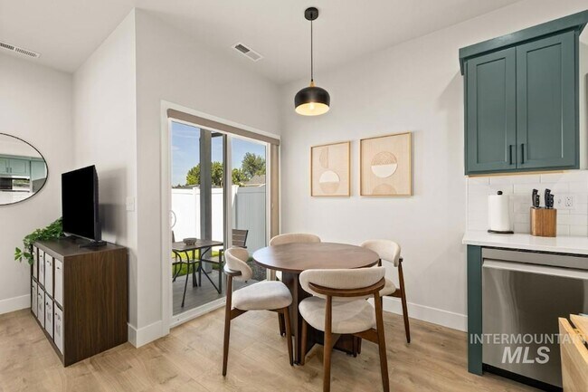 Building Photo - 10494 W Shields Ave