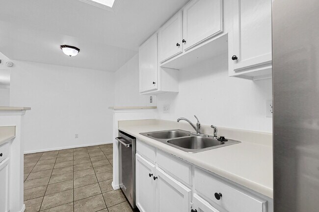 Building Photo - $1,825 - 2 Bed, 2 Bath Condo in Denver wit...