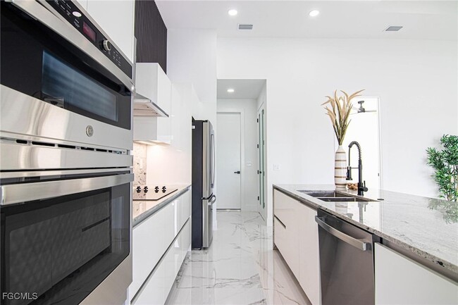 Building Photo - 829 NW 29th Ave