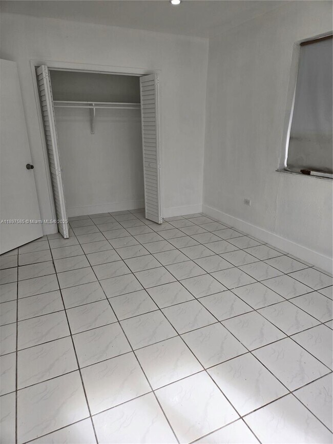 Building Photo - 310 SW 69th Ave