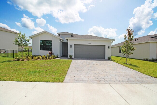 Building Photo - 5929 SE Sky Blue Cir
