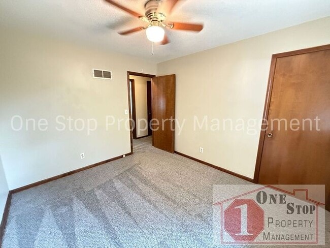 Building Photo - Cozy 3 Bedroom, 1 Bathroom, 1 car garage i...