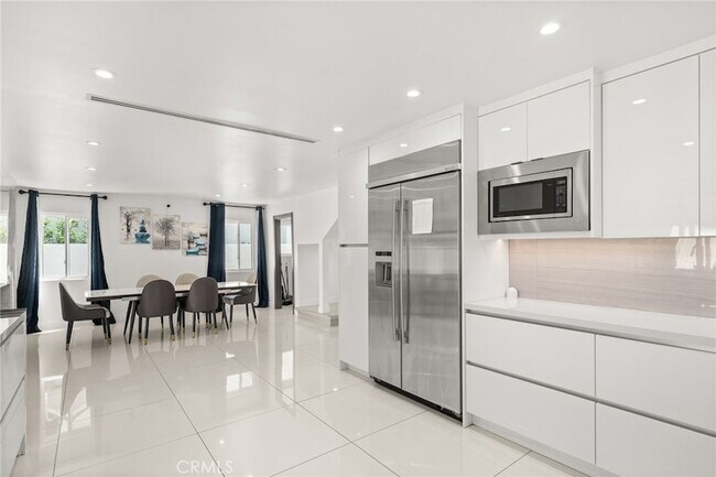 Building Photo - 4630 Cedros Ave