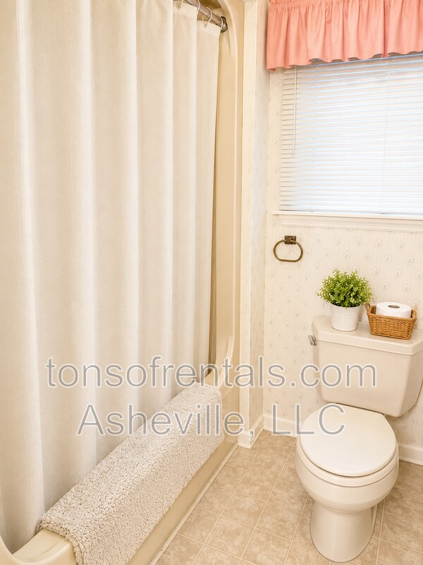 Building Photo - 107 Jenny Lind Dr
