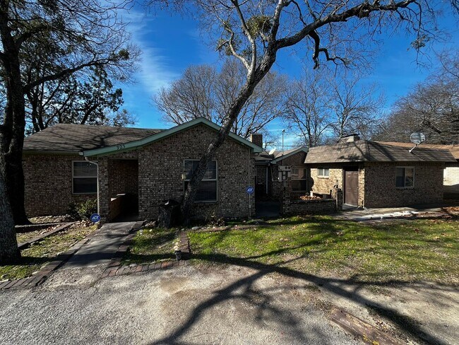 Building Photo - Perfect Rental for Families — Great Location!