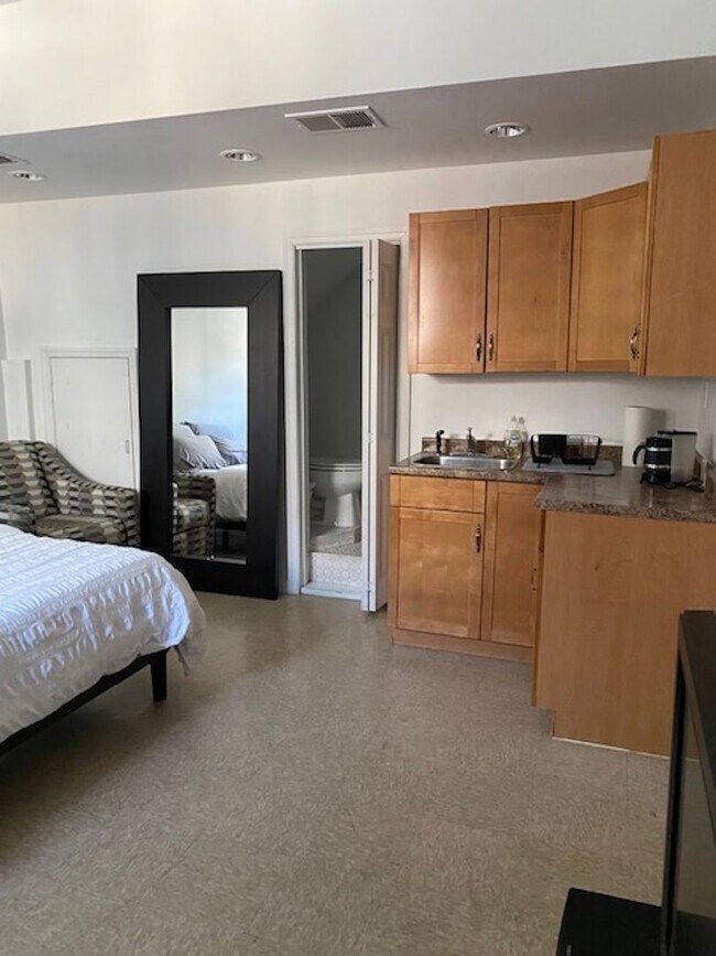 Building Photo - Three Bedroom 3.5 baths Townhouse for Rent...