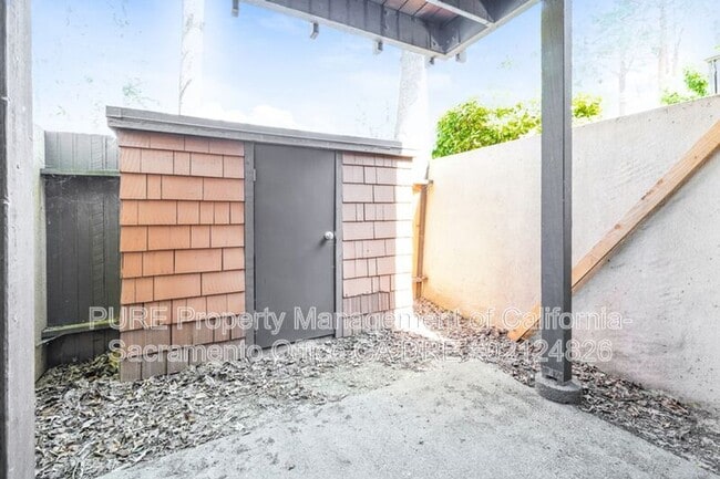 Building Photo - 2229 Woodside Ln